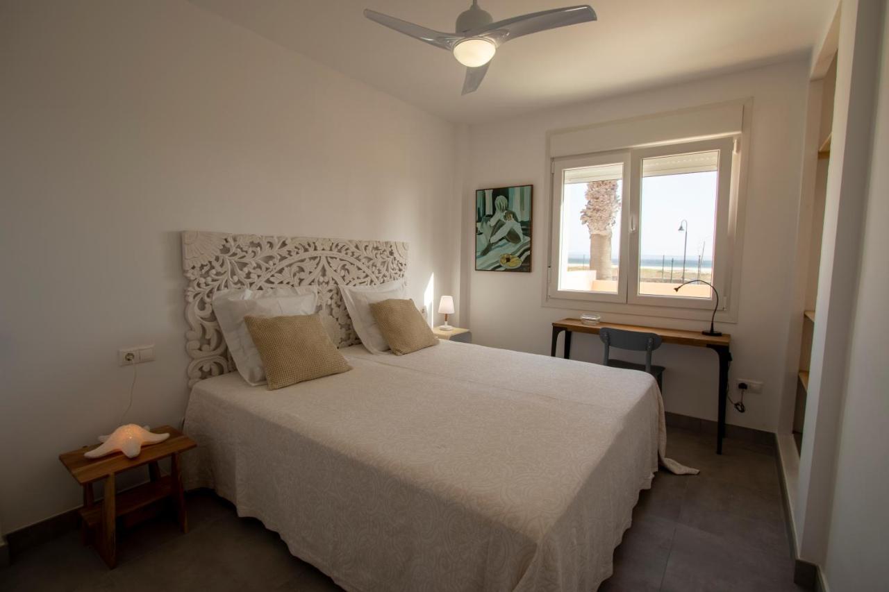 Apartamento en primera línea de playa Tarifa Exterior foto